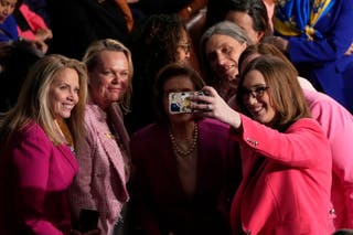 A deputada Sarah McBride, D-Del., Tira uma foto antes que o presidente Donald Trump se dirige a uma sessão conjunta do Congresso